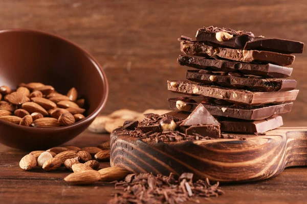 Çikolata yığını ile kesme tahtası — Stok fotoğraf