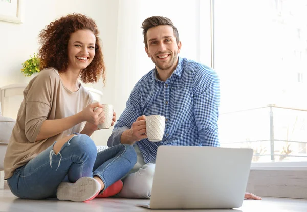 Pasangan muda bahagia dengan laptop — Stok Foto