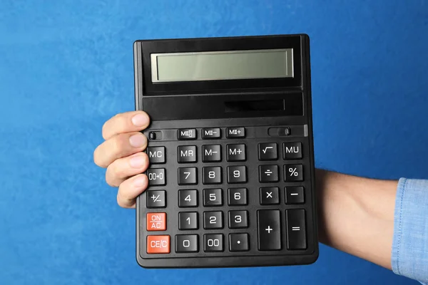 Kalkulator Memegang Tangan Laki-laki — Stok Foto