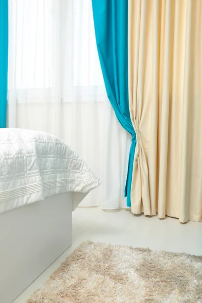 Quarto com cortinas bonitas — Fotografia de Stock