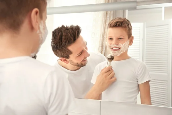 Otec a syn holení — Stock fotografie