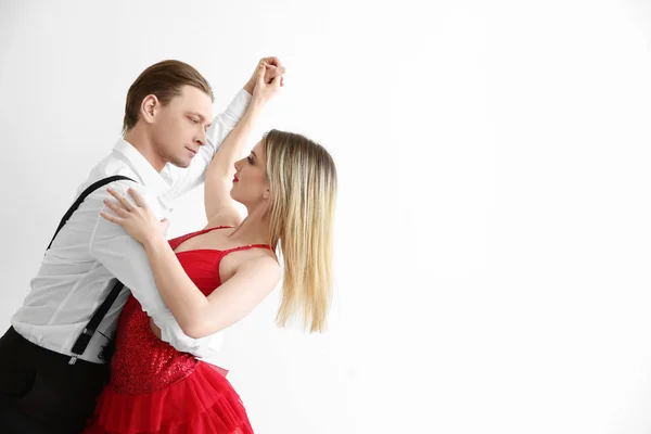 Paar jonge dansers — Stockfoto