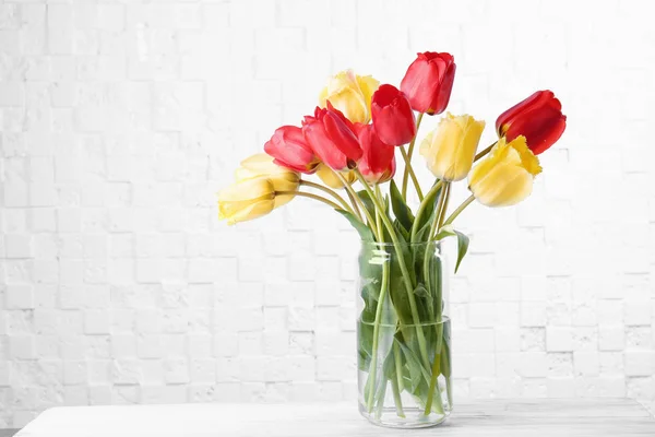 Vaas met mooie bloemen — Stockfoto