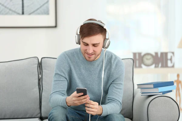 Joven guapo con auriculares —  Fotos de Stock