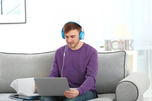 Joven guapo con auriculares —  Fotos de Stock