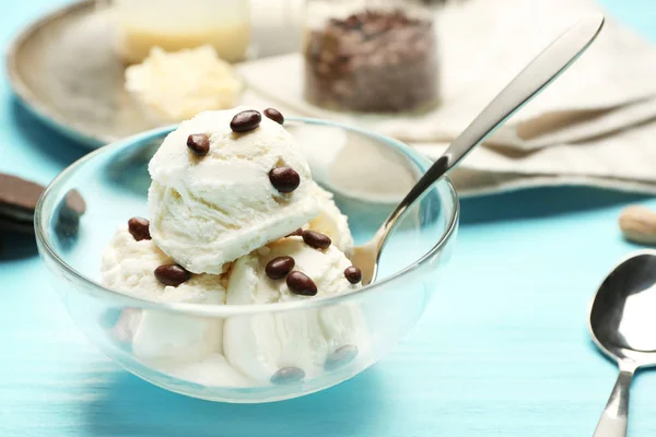 Мороженое с шоколадными конфетками — стоковое фото
