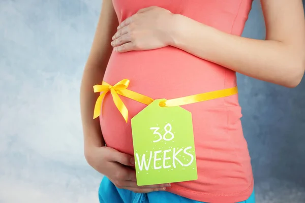 Carte sur le ventre de la femme enceinte avec inscription 38 SEMAINES — Photo