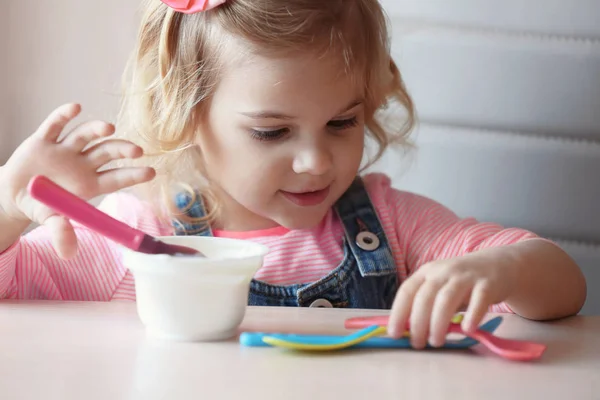 Niña comiendo yogur — Foto de Stock