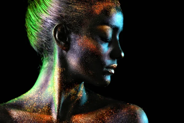 Kobieta z ciemnej farby i błyszczy na ciało — Zdjęcie stockowe