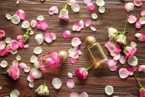 Frascos de perfume y rosas — Foto de Stock