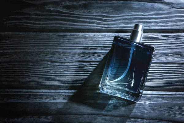 Botella de perfume masculino moderno — Foto de Stock