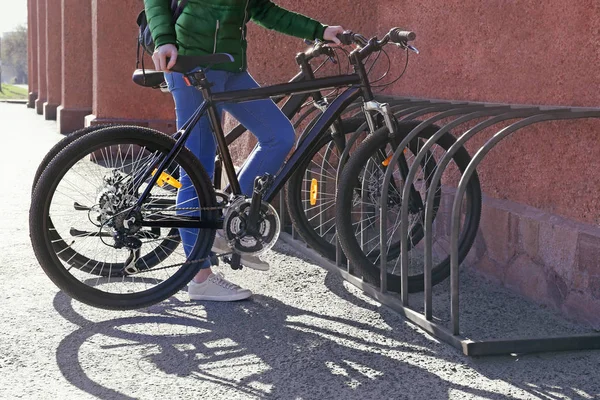 Mujer estacionamiento bicicleta — Foto de Stock