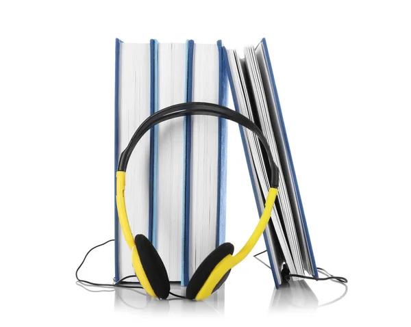 Stapel boeken en koptelefoon op witte achtergrond — Stockfoto