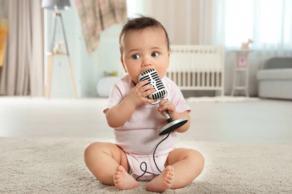 Niedliches kleines Baby mit Mikrofon — Stockfoto