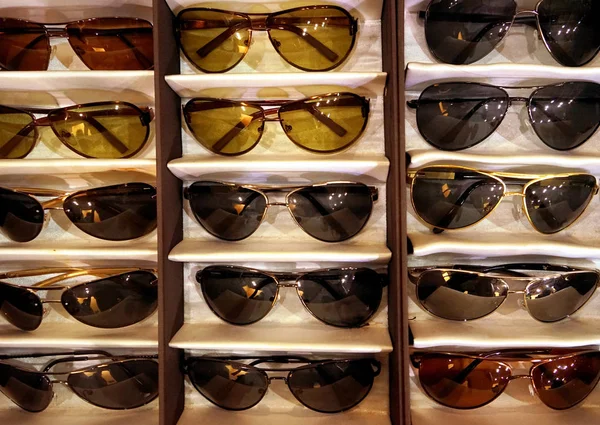 Vetrina con diversi occhiali da sole — Foto Stock