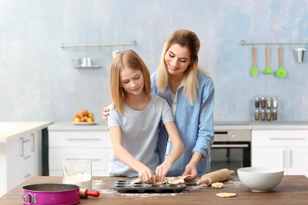 Vrouw en dochter koken — Stockfoto