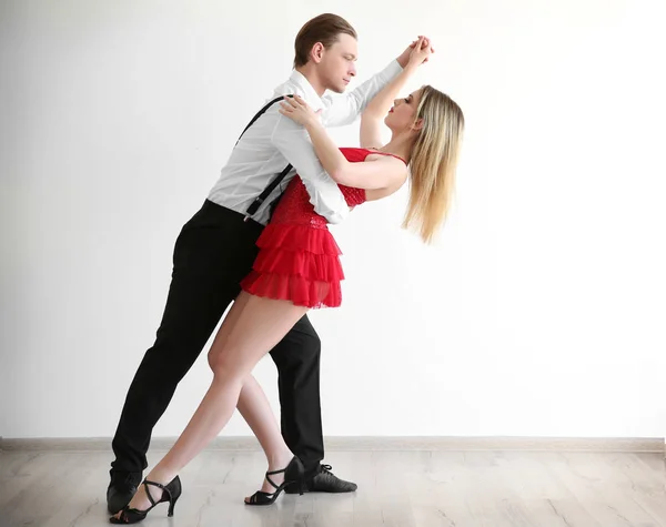 Пара в танцевальной студии — стоковое фото