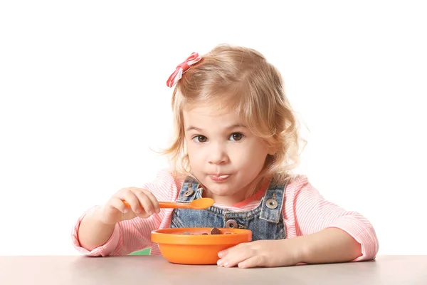 Маленька дівчинка їсть йогурт — стокове фото
