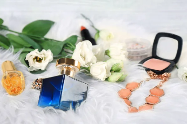 Composição com frasco de perfume e flores — Fotografia de Stock