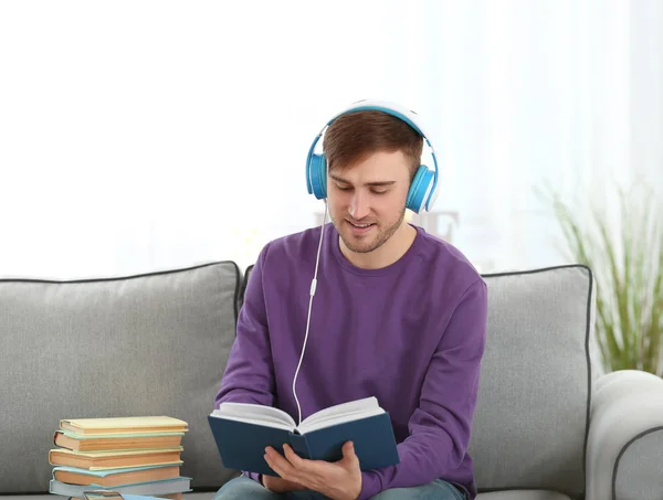 Joven guapo con auriculares — Foto de Stock