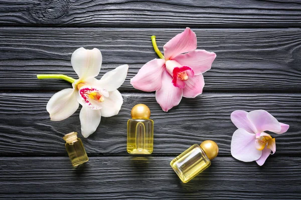 Parfumflesjes en orchideebloemen — Stockfoto