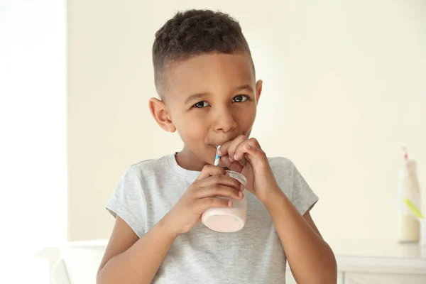 Afro-americano menino bebendo iogurte — Fotografia de Stock