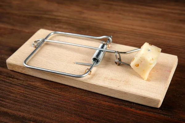 Mousetrap com queijo na mesa de madeira — Fotografia de Stock