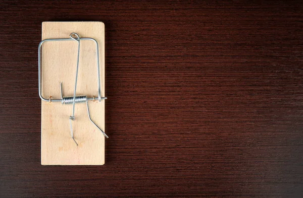 Mousetrap op houten tafel — Stockfoto