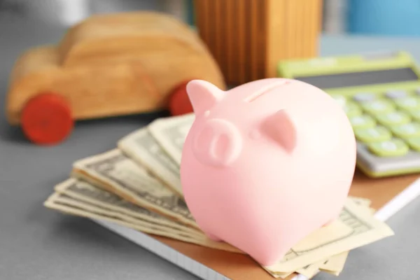 Piggy bank, bankbiljetten en Kladblok — Stockfoto