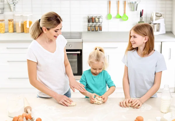 Wanita dan anak-anak memasak di dapur — Stok Foto