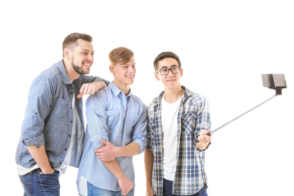 Hombres jóvenes tomando selfie —  Fotos de Stock