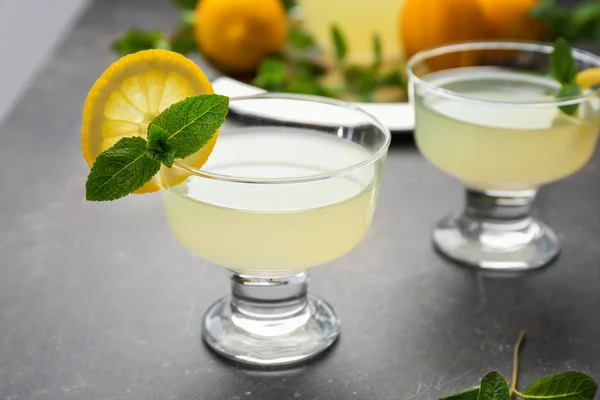 Лимонный сок с мятой — стоковое фото