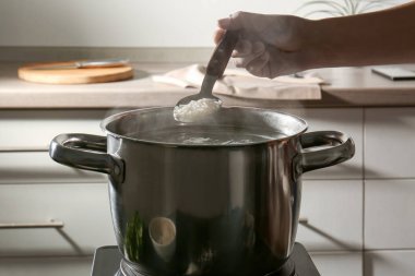 el tutma kaşık pilav ile