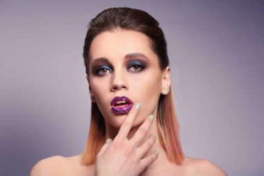 yaratıcı makyaj ile genç kadın