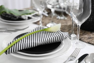 Dishware çiçek dekorasyonu ile 