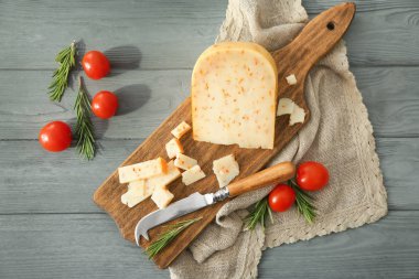 Peynirli kesme tahtası