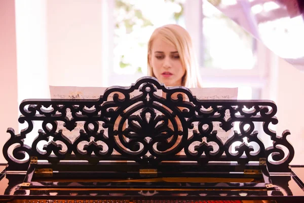 Nő zongorázni — Stock Fotó