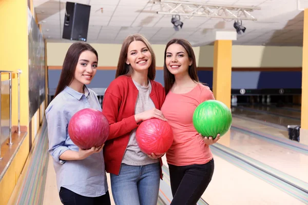 Vänner på bowling club — Stockfoto