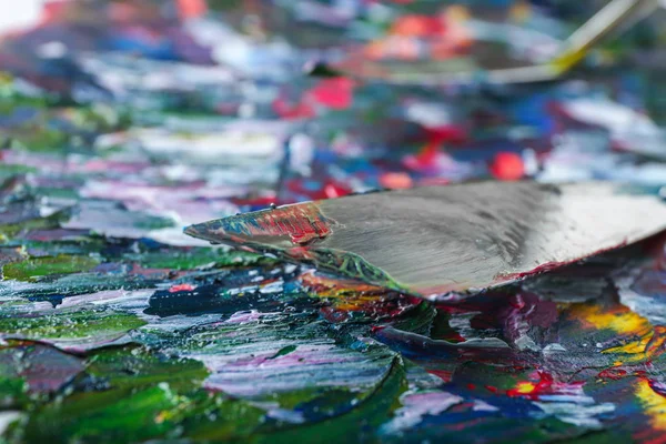 Pintura al óleo colorido y cuchillo de paleta, primer plano — Foto de Stock