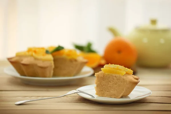 Tányér finom citrus sütemény — Stock Fotó