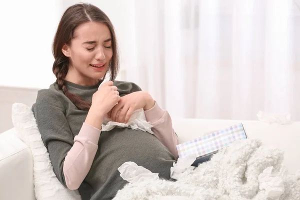 Junge schwangere Frau — Stockfoto