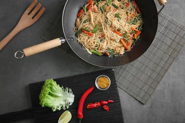 Sabroso fideos de arroz con verduras — Foto de Stock