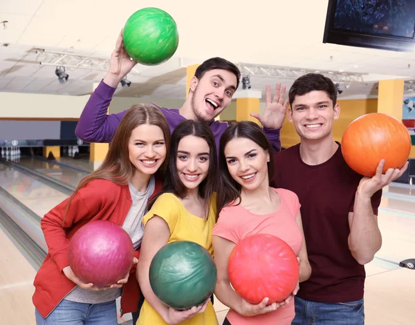 Amigos no clube de bowling — Fotografia de Stock