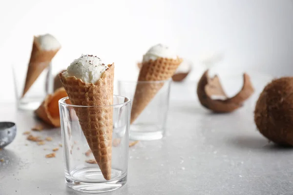 Cones de waffle com bolas de sorvete — Fotografia de Stock