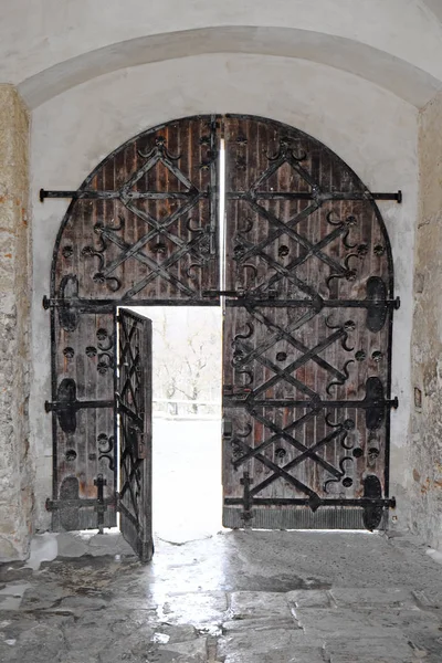 Πόρτες στην αυλή του παλιού οίκου το χειμώνα — Φωτογραφία Αρχείου