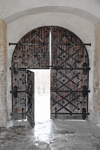 Portas no pátio da velha casa no inverno — Fotografia de Stock