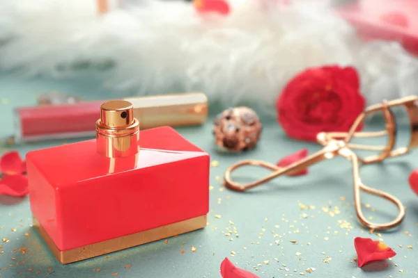 Hermosa composición con botella de perfume — Foto de Stock