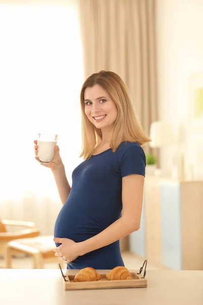 Schwangere beim Frühstück — Stockfoto