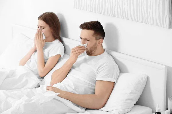 Pareja enferma en la cama — Foto de Stock