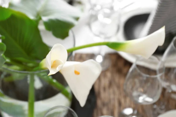 Красивые цветы на столе, крупным планом — стоковое фото